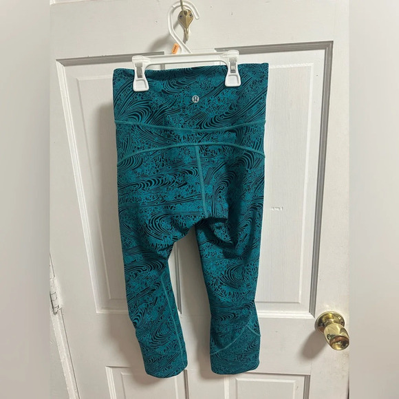 NWOT LULULEMON TEAL & BLACK YOGA PANTS CROP TIGHTS WOMENS SZ 4 - Picture 2 of 3